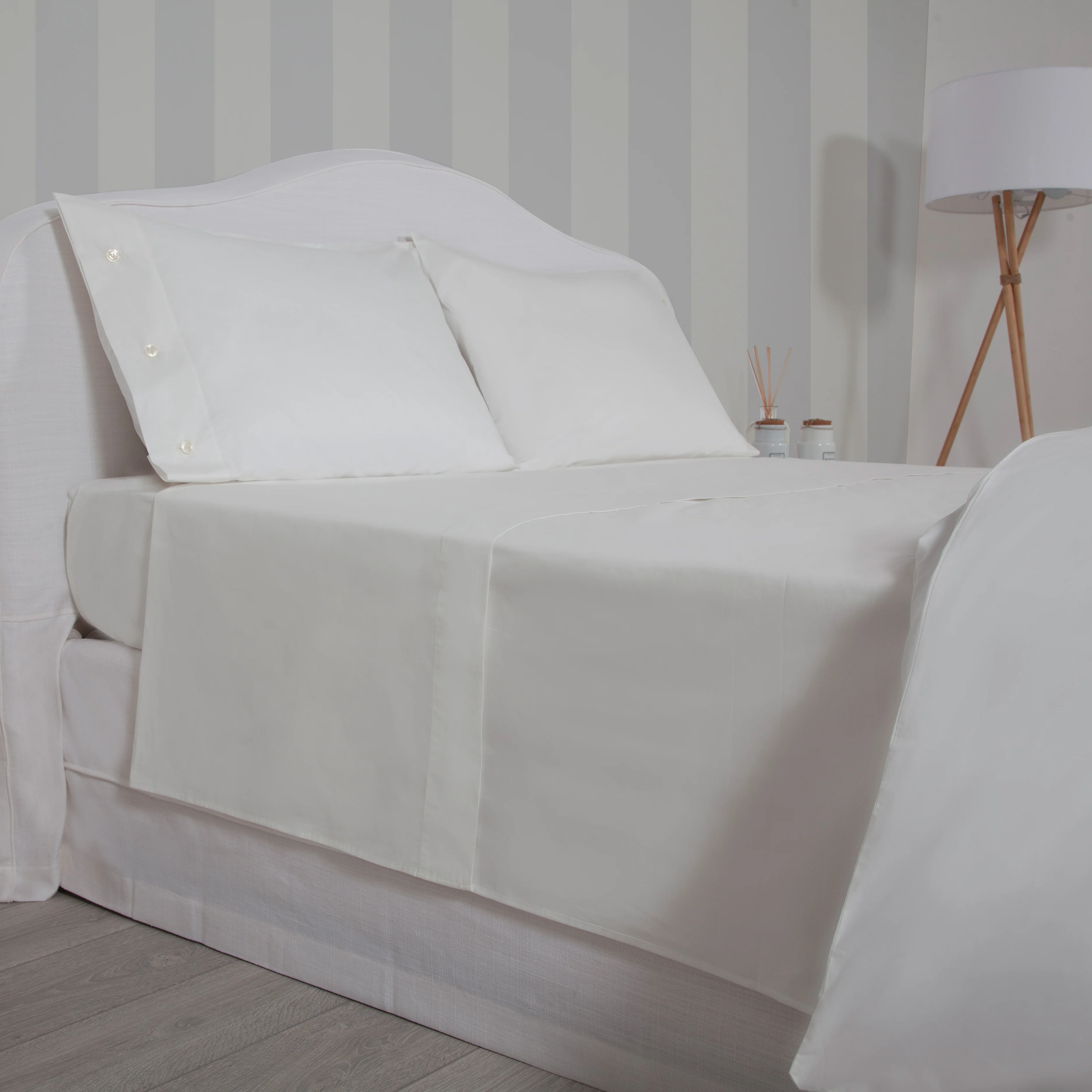Bed Sheet Set Milano: Sheet and Pillowcases White - Image 2