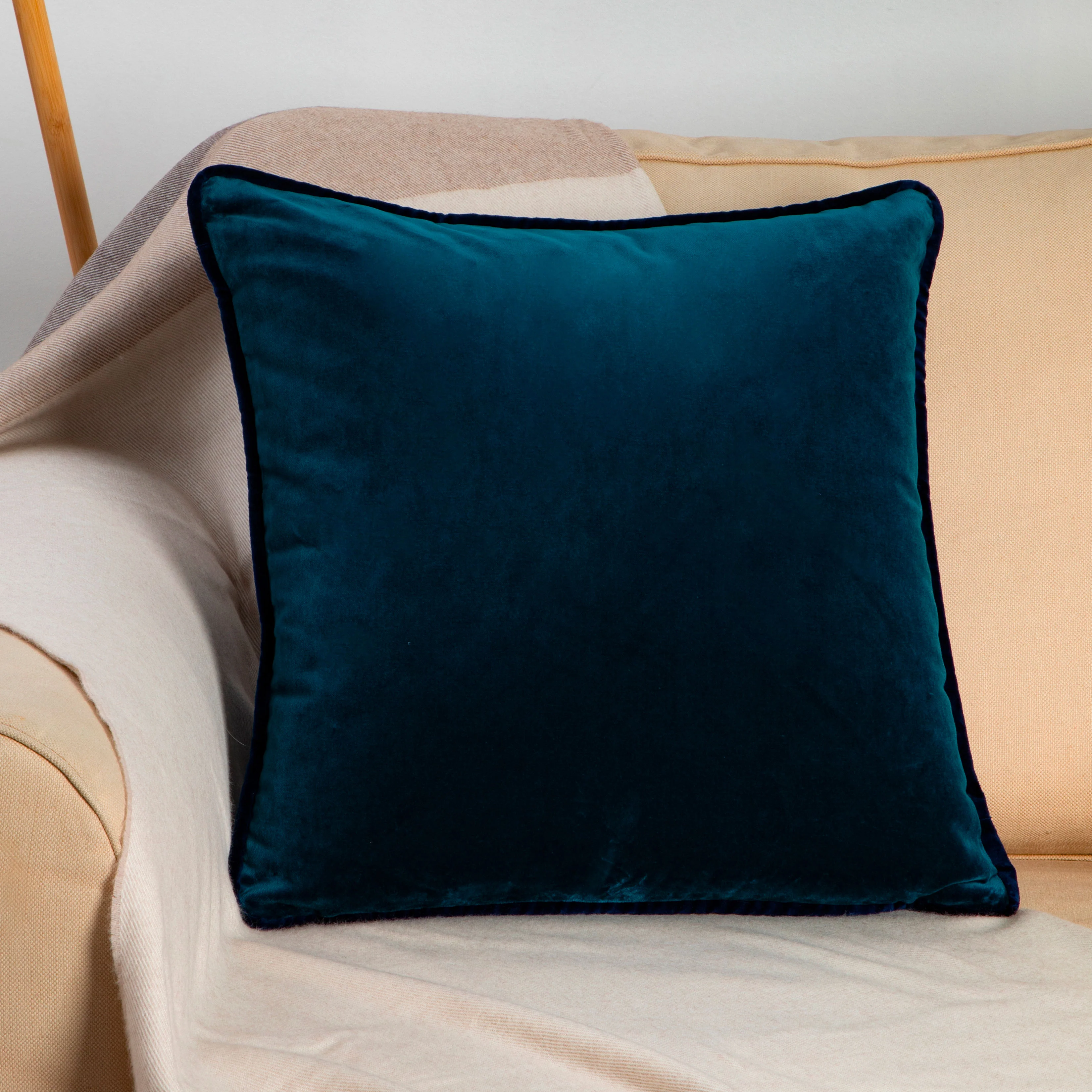 Cushion in Avio Velvet 50x50 