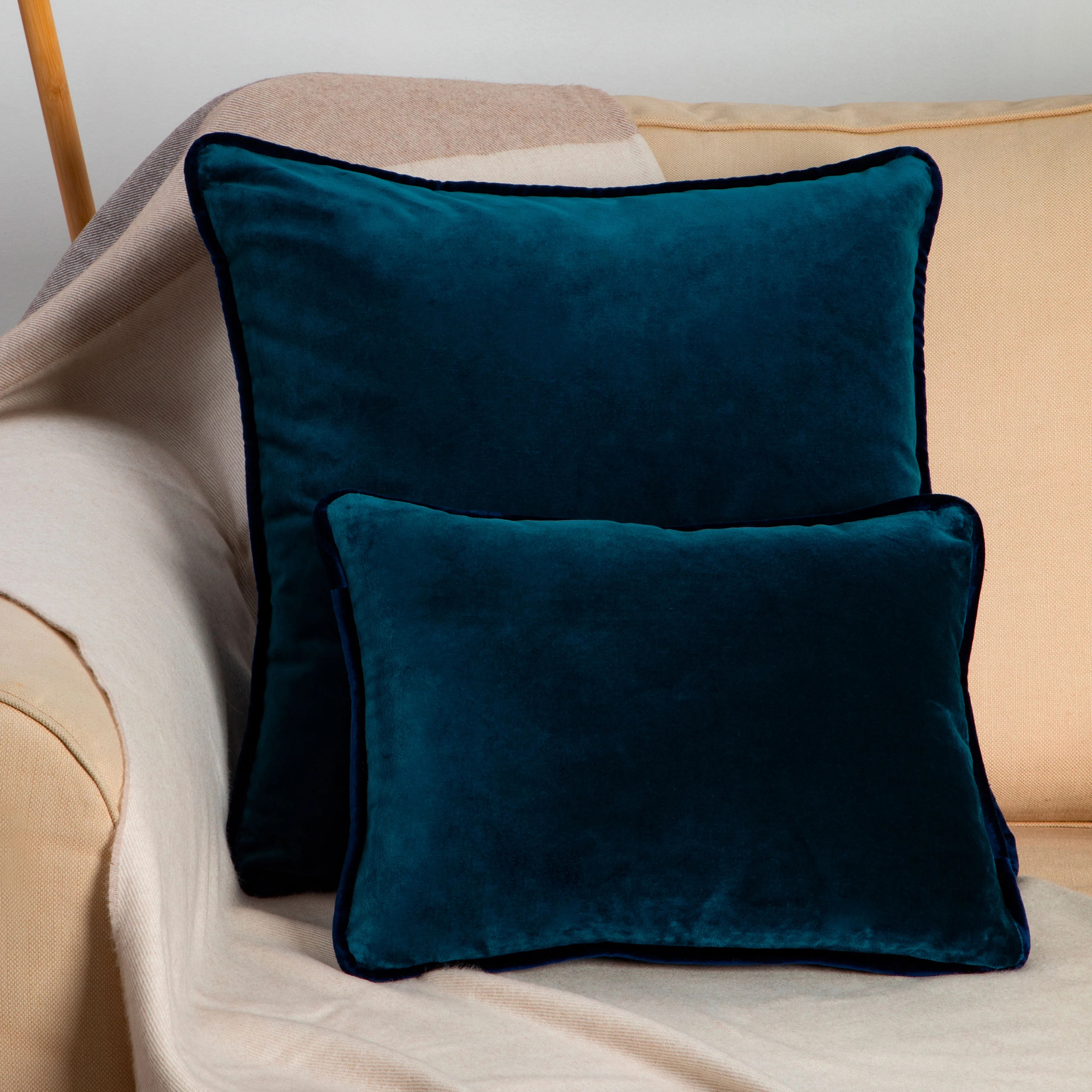 Cushion in Avio Velvet 50x50  - Image 3