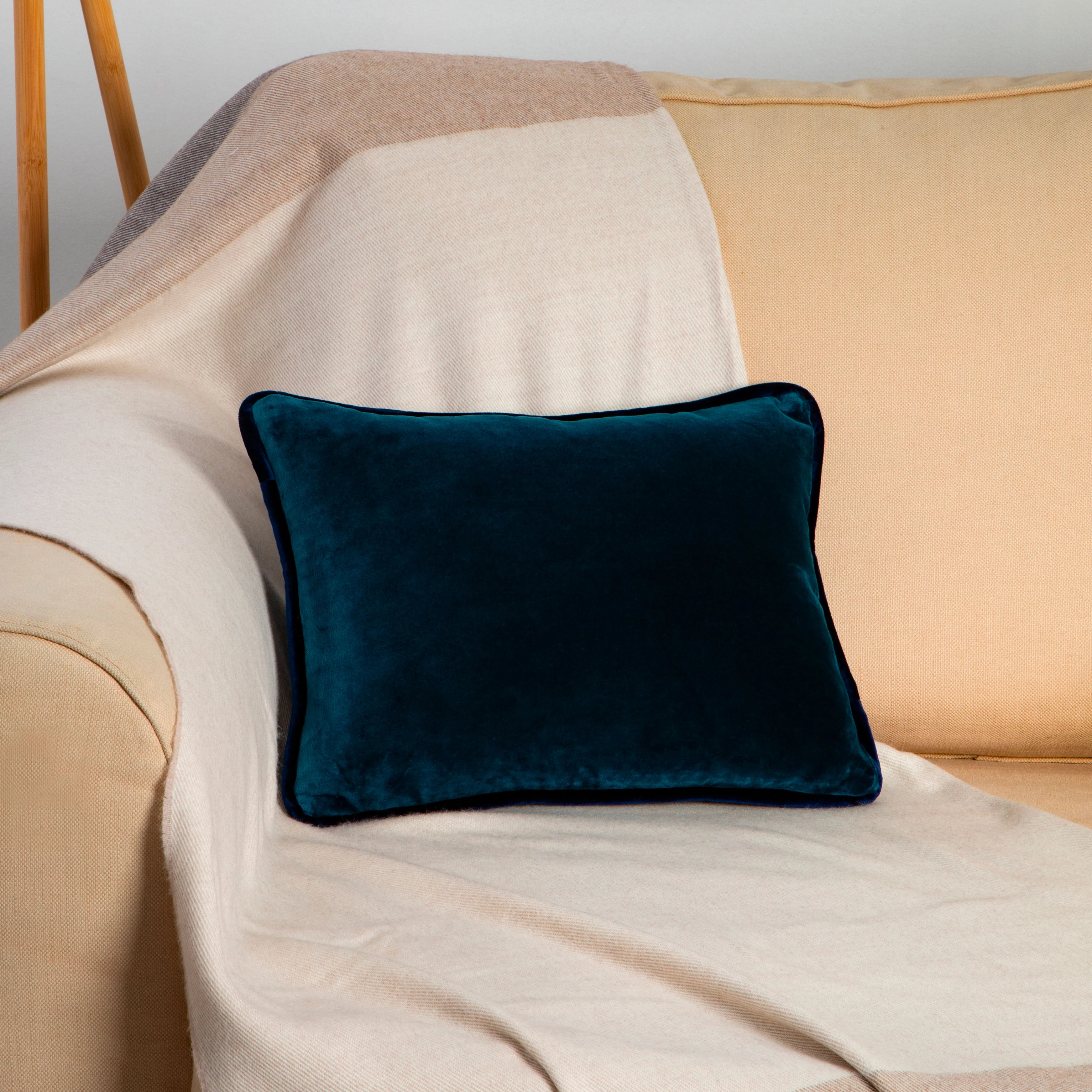 Cushion in Avio Velvet 30x40 