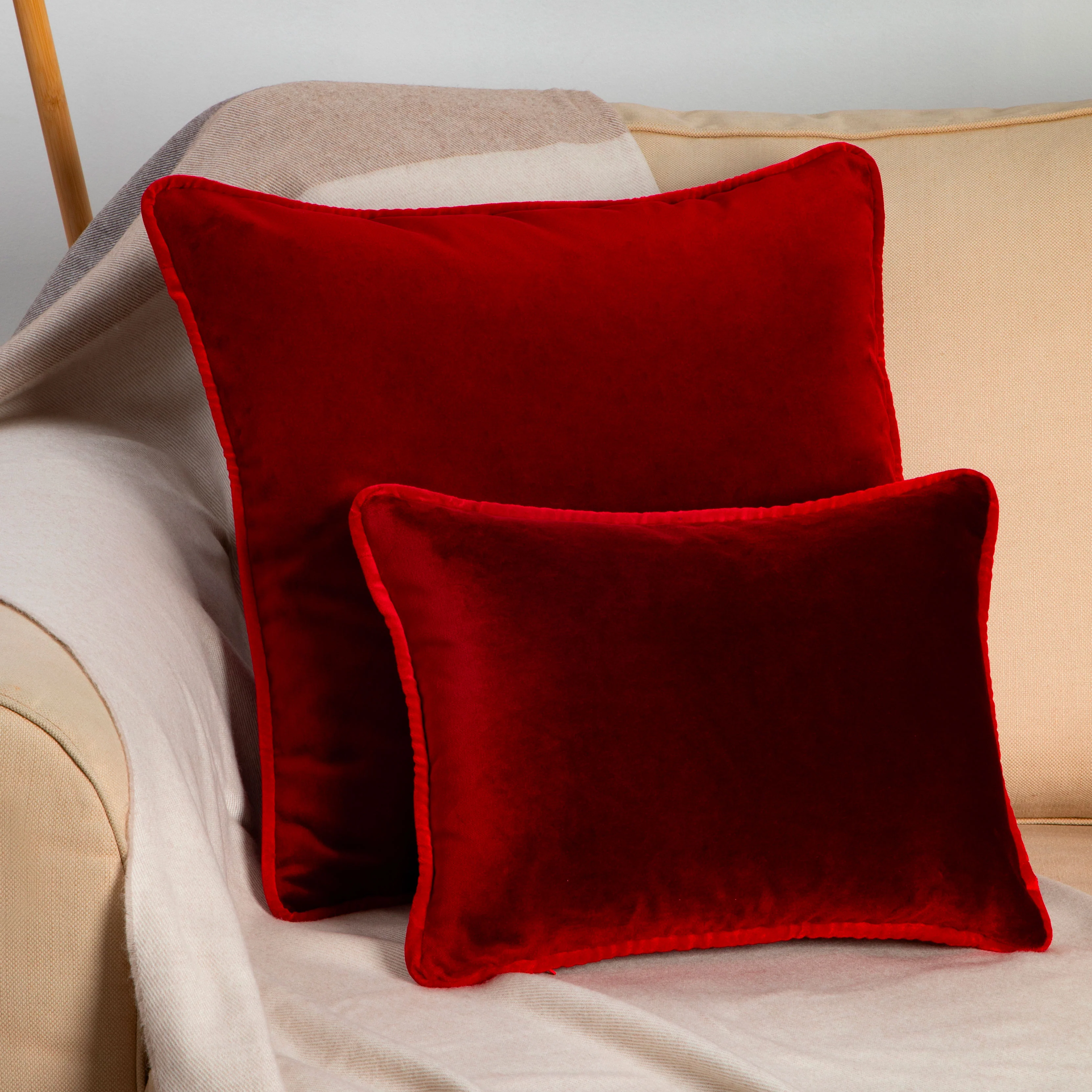 Cushion in Burgundy Velvet 30x40 - Image 3