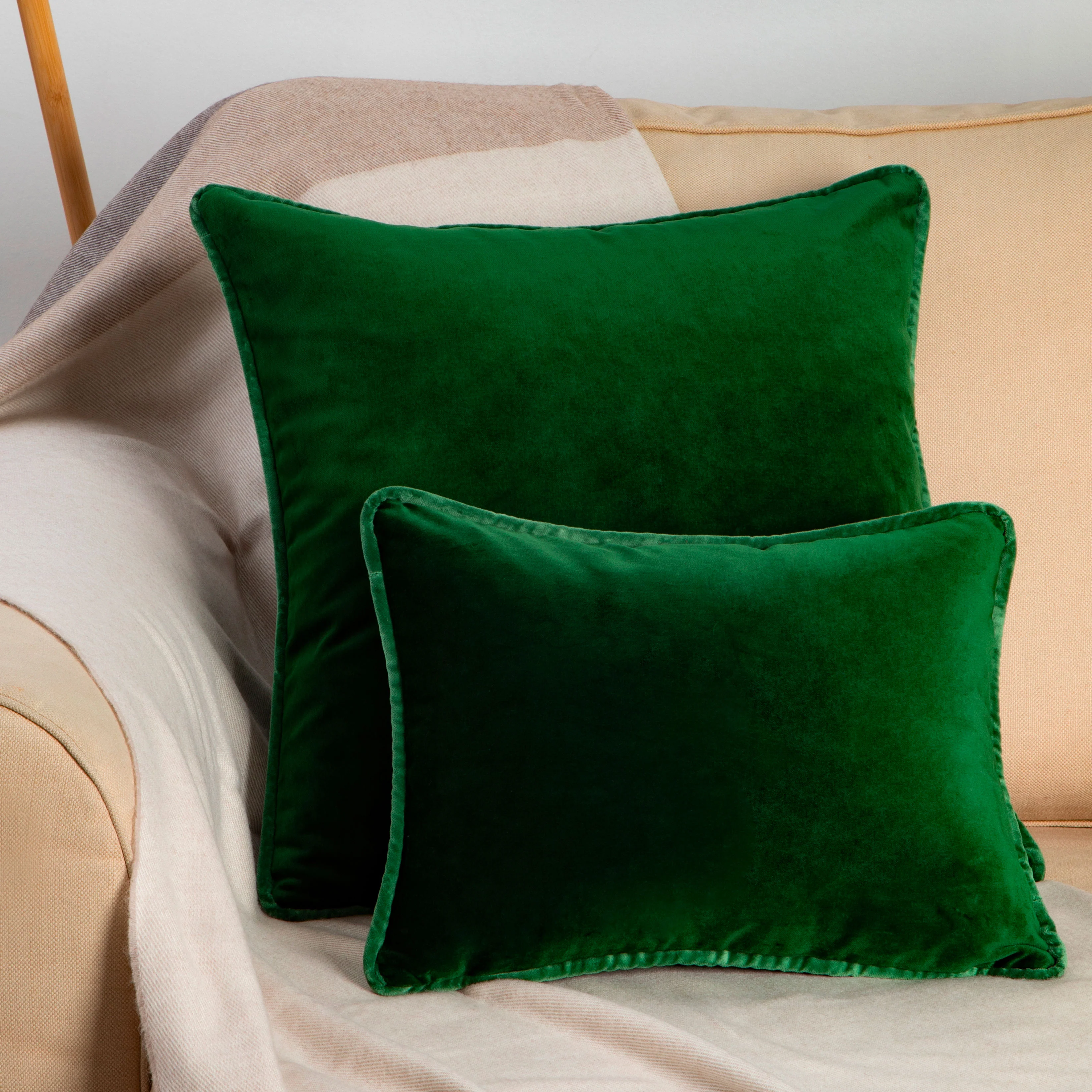 Cushion in Forest Green Velvet 30x40 - Image 3