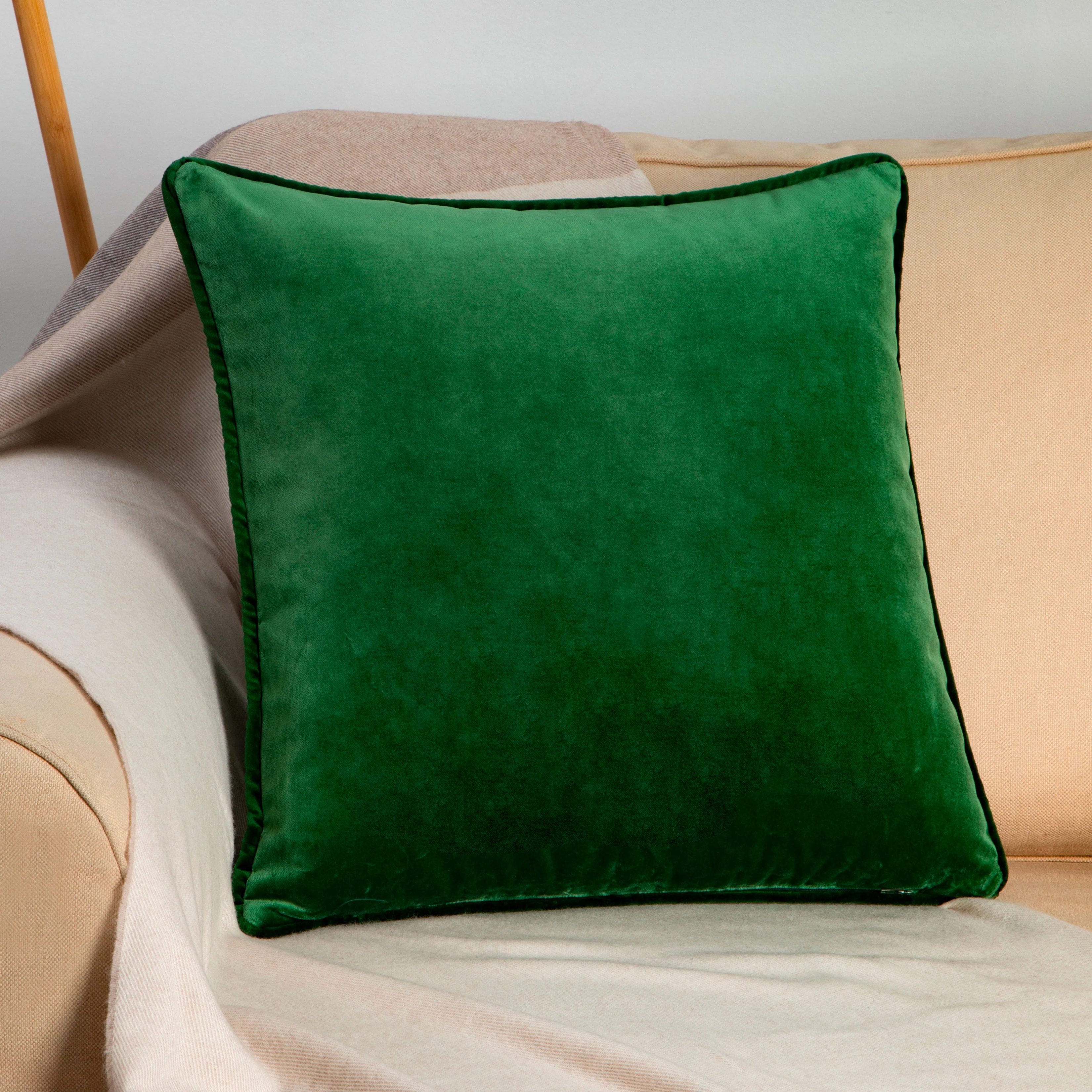 Cushion in Light Green Velvet 50x50