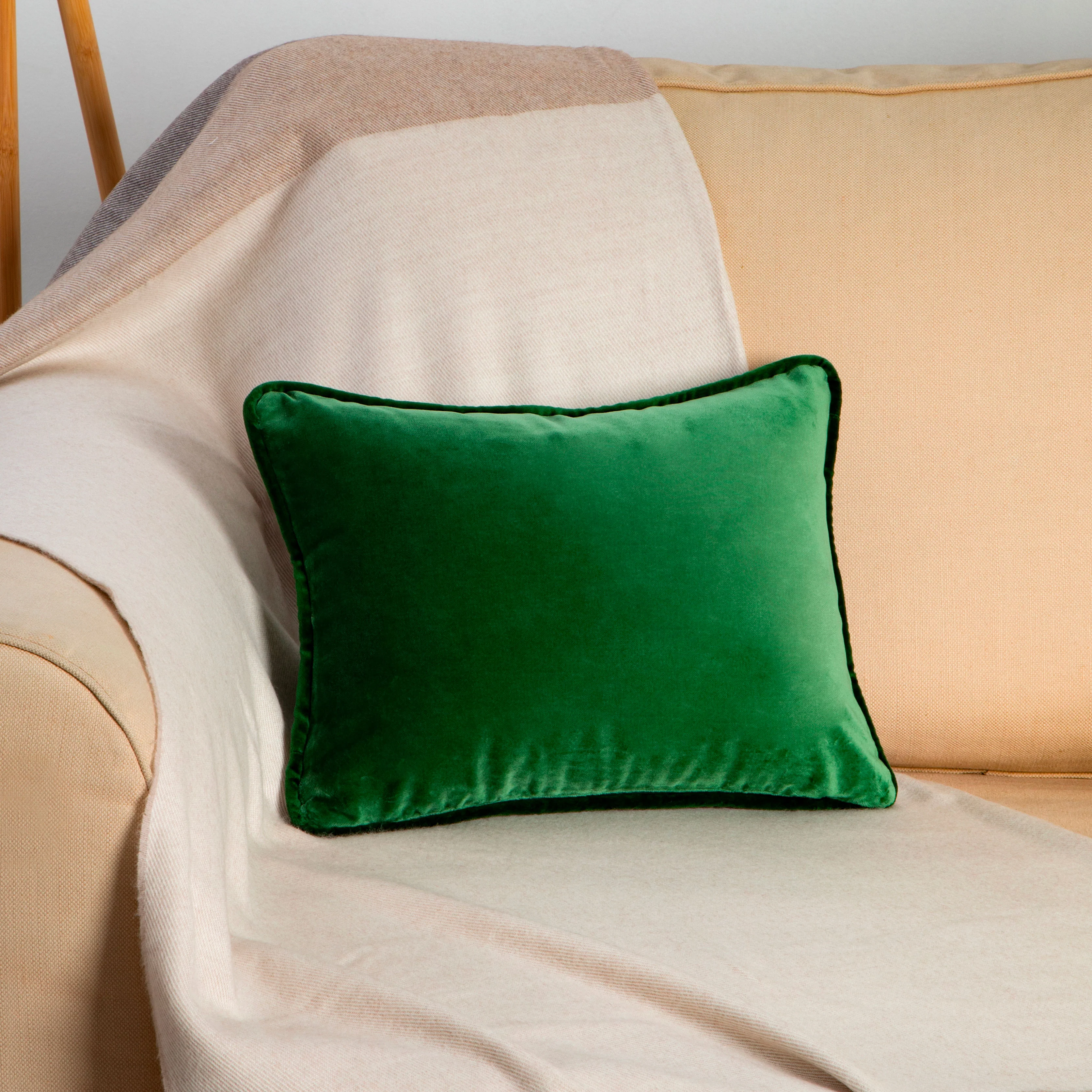 Cushion in light green velvet 30x40