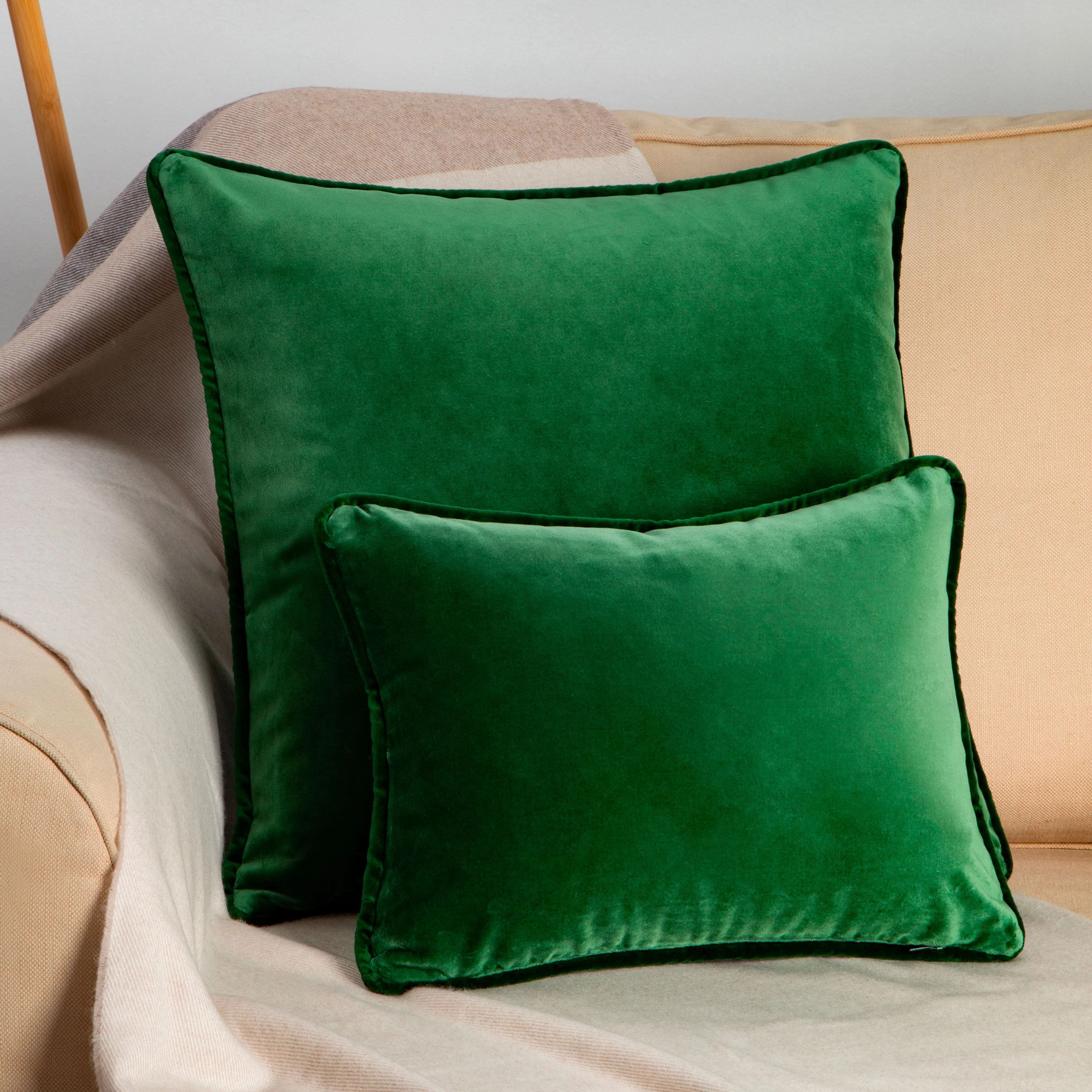 Cushion in light green velvet 30x40 - Image 2