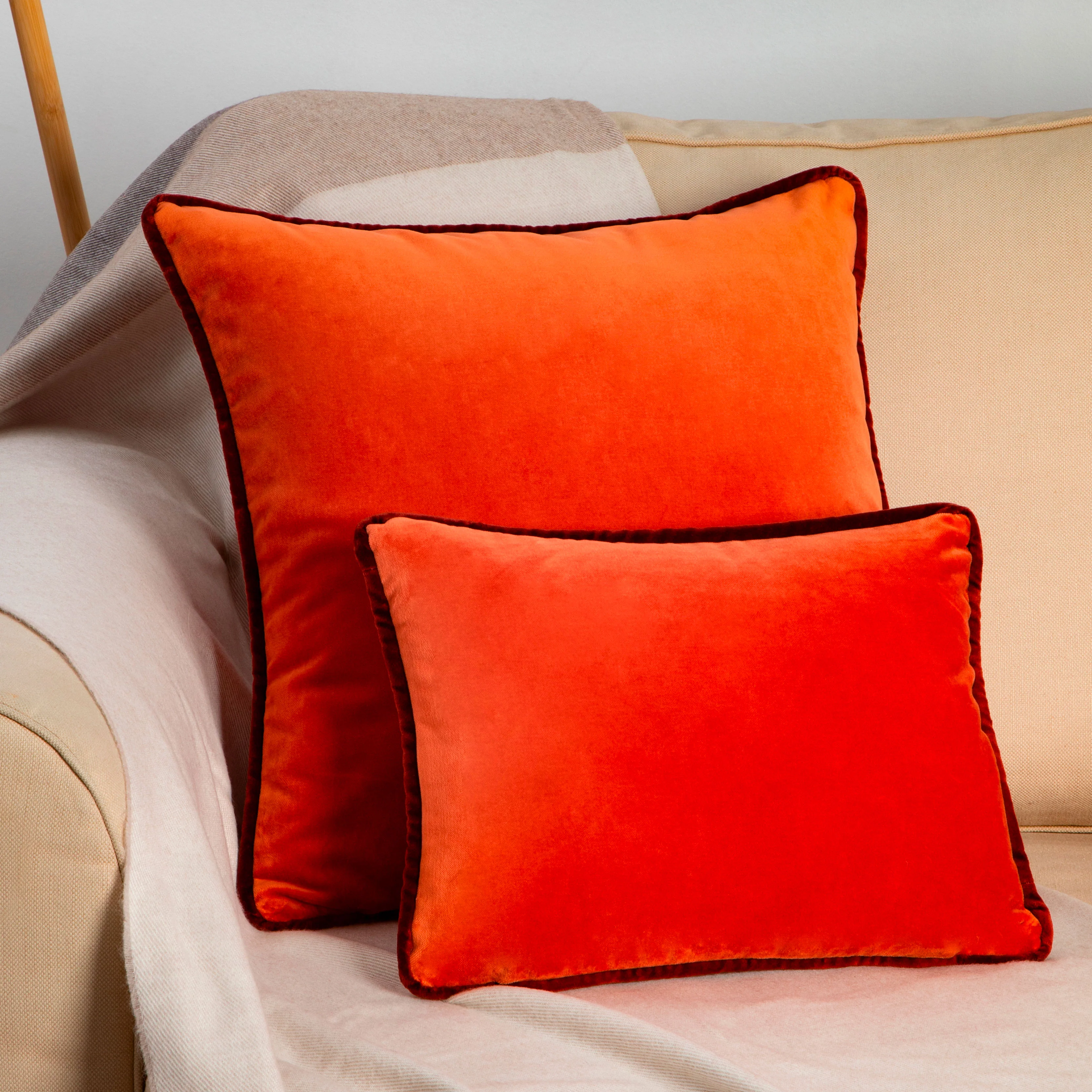 Cushion in Orange Velvet 50x50 - Image 3