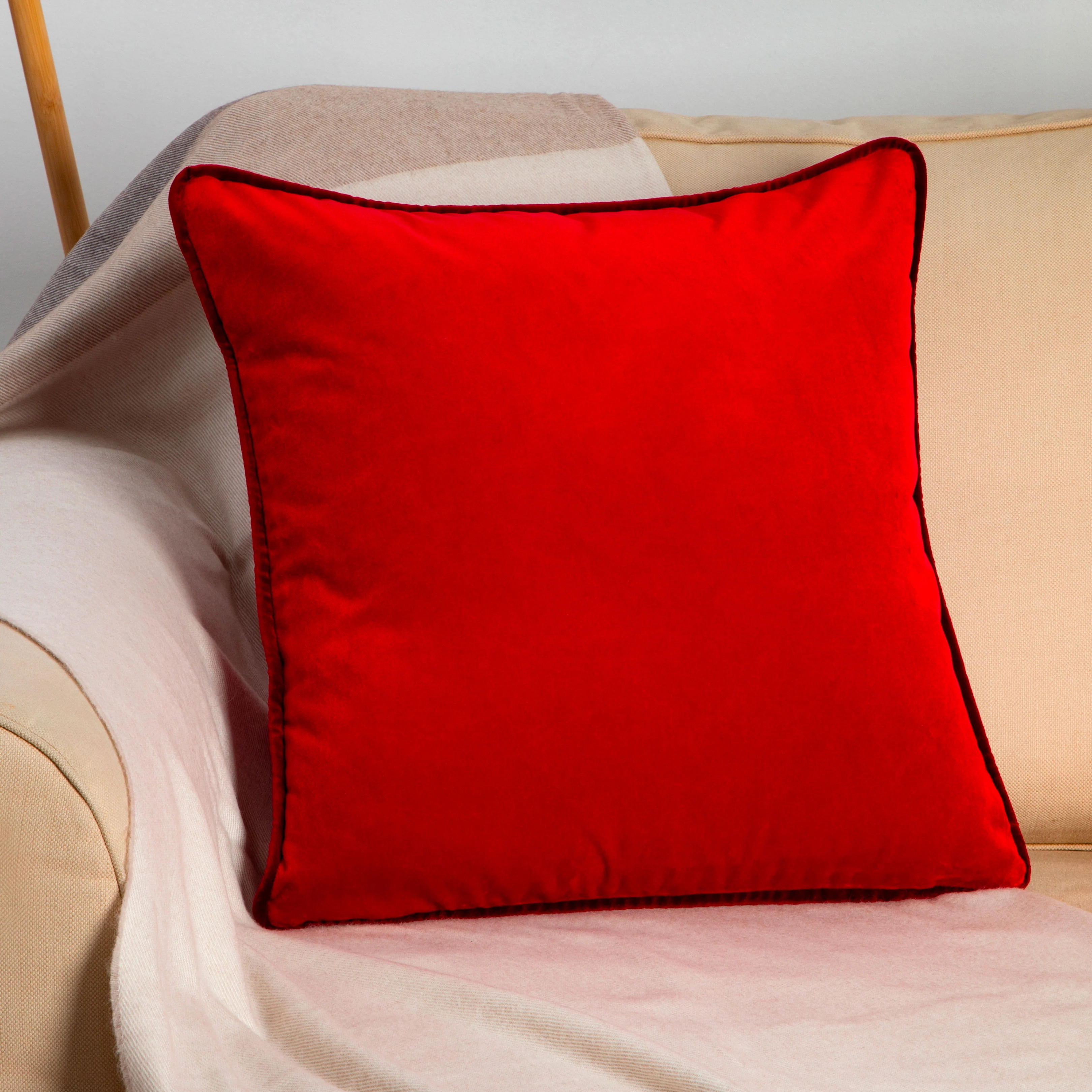 Cushion in Red Velvet 50x50